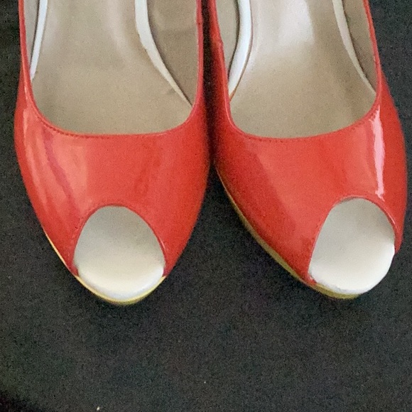 Women’s J. Renee heels, red, yellow and white size 7.5 - Picture 2 of 5